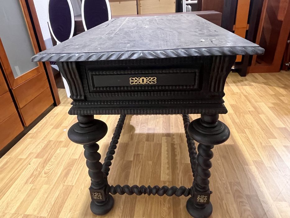 Comoda com detalhes escura