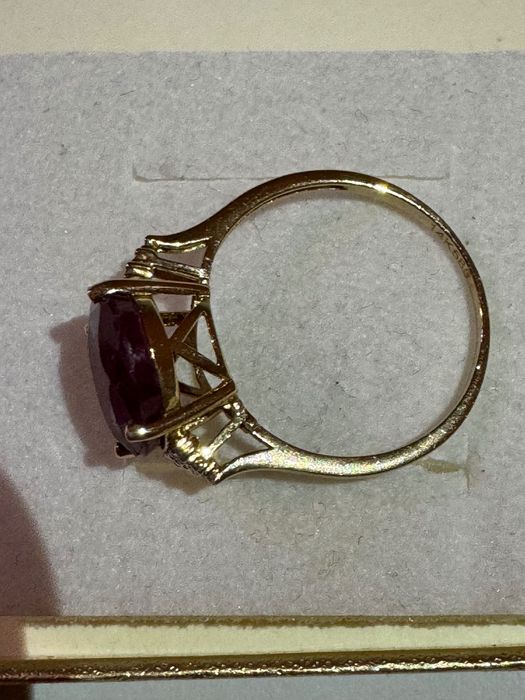 Złoty pierścionek z rubinem 4,20ct., i brylantami