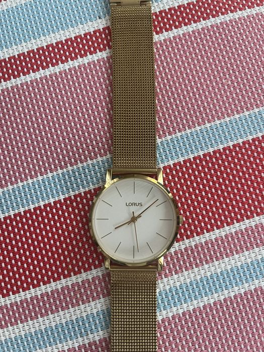 Zegarek w kolorze złota