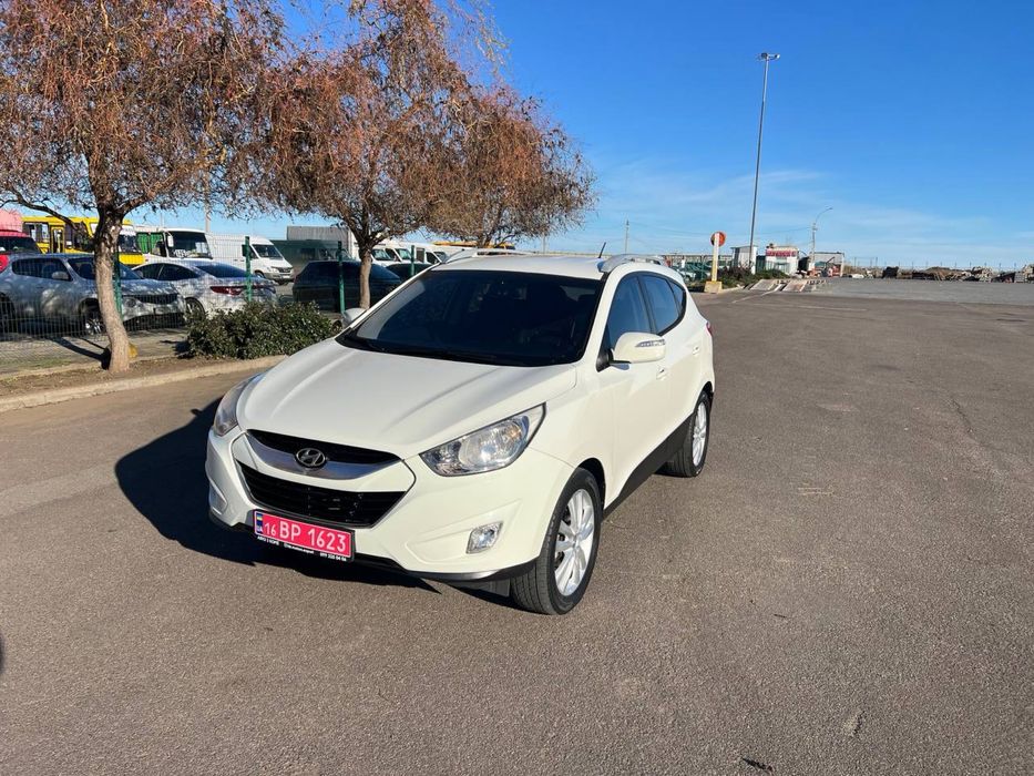 В продажу Hyundai Tucson/IX35 2 літра дизель передній привід із Кореї