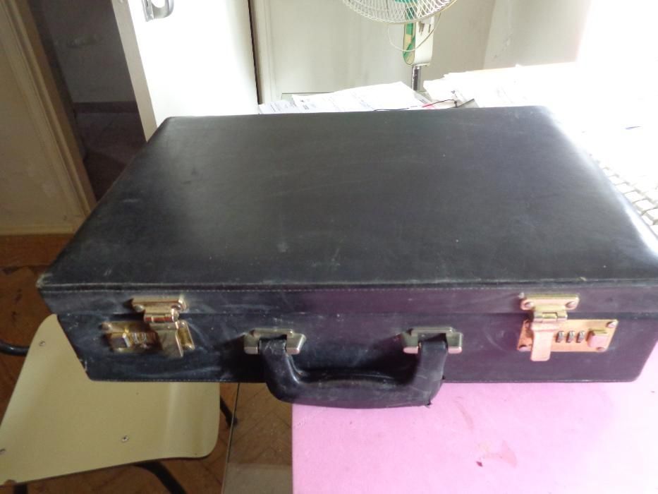 Pasta em pele,mala ,capa em pele cor preta