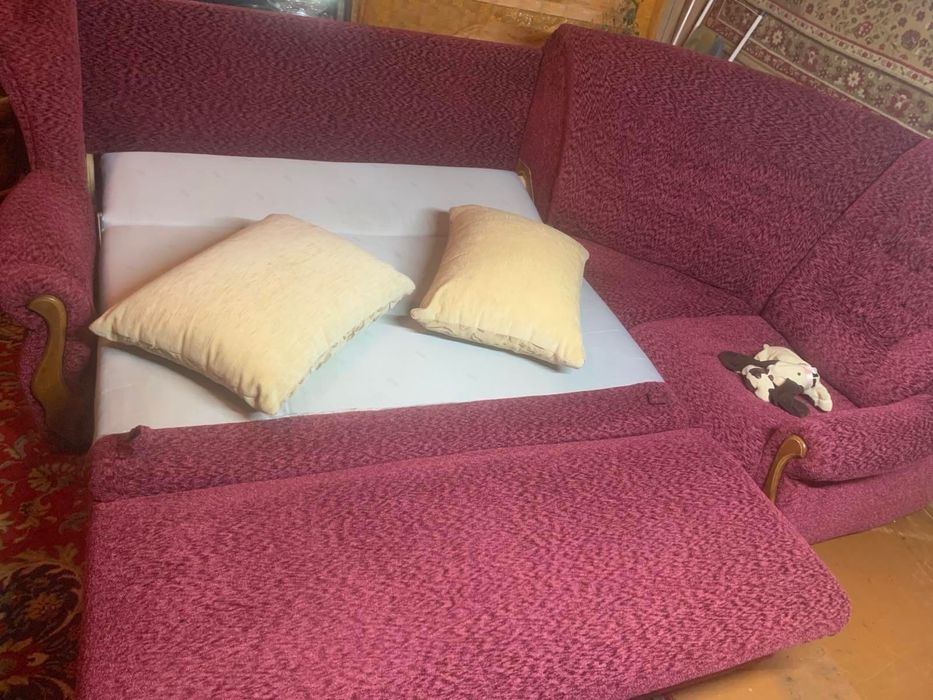 Продам угловой диван с большим спальным местом