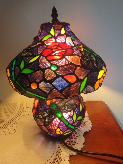Lampa witrażowa w stylu Tiffany – róże i ważka – piękna dekoracja
