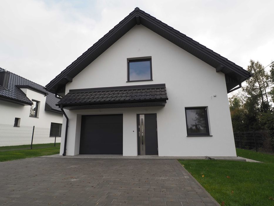 Bardzo ładny, nowy, 5 pokojowy dom w Masłomiąca/ Michałowicach, tylko 15 minut do Krakowa. W ofercie posiadamy też inne nowe domy i działki budowlane.