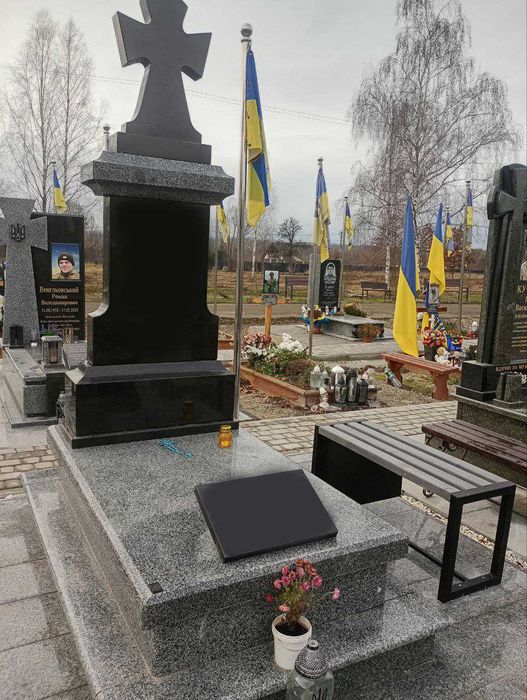 Пам'ятники з граніту та крихти , підвіконня , сходи , каміни стільниці