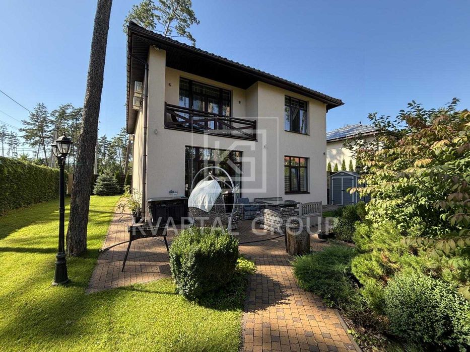 Продаж двоповерхового будинку на 10 сотках землі в Лісовій Бучі.