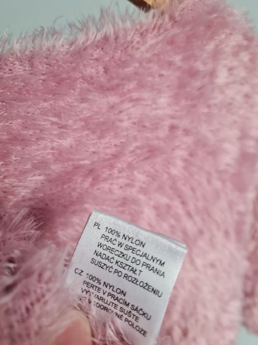 Różowy włochaty sweterek 
KappAhl
100% nylon
Rozm 40/42
Materiał jest