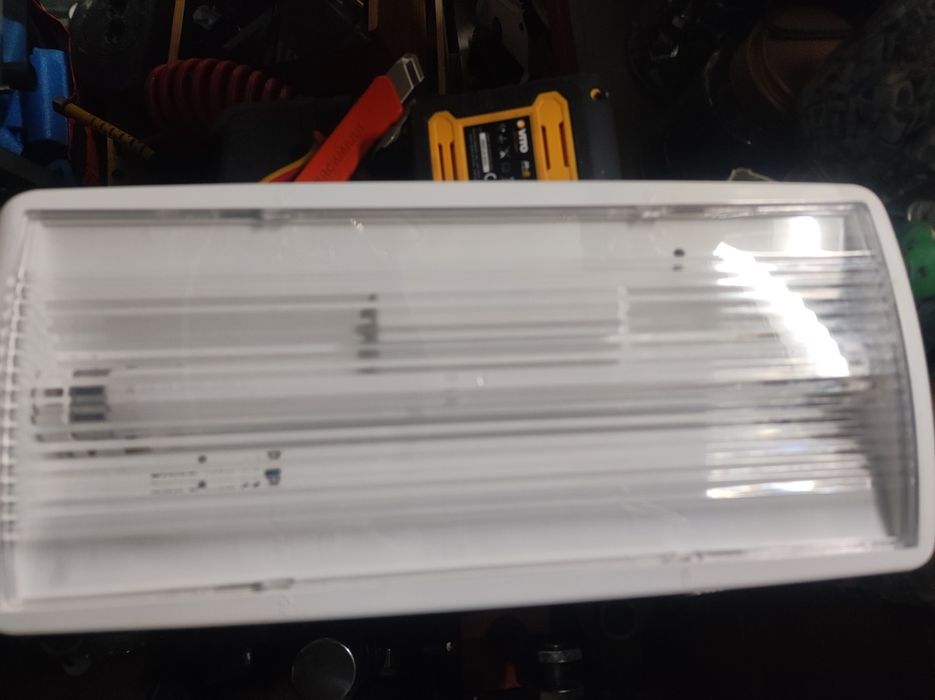 Luminária de saída de emergência