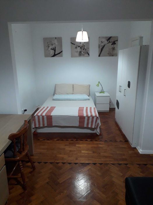 Quarto com varanda e muito sol!