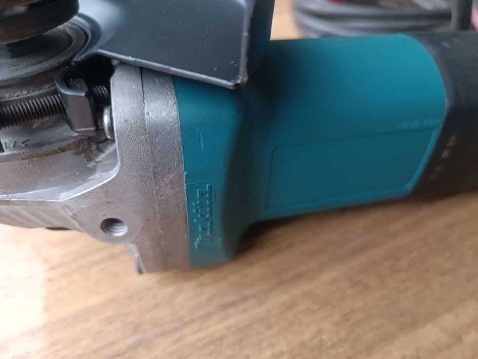 Болгарка (угловая шлифмашина) Makita 9558NB