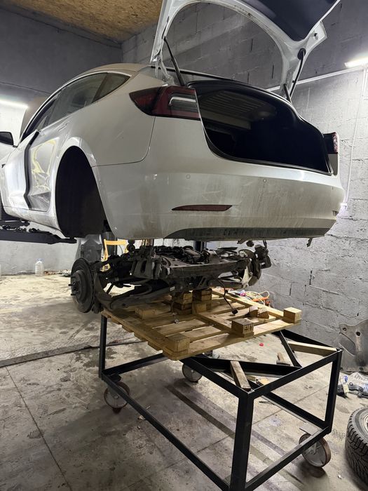 Tesla ремонт мотору / підрамник