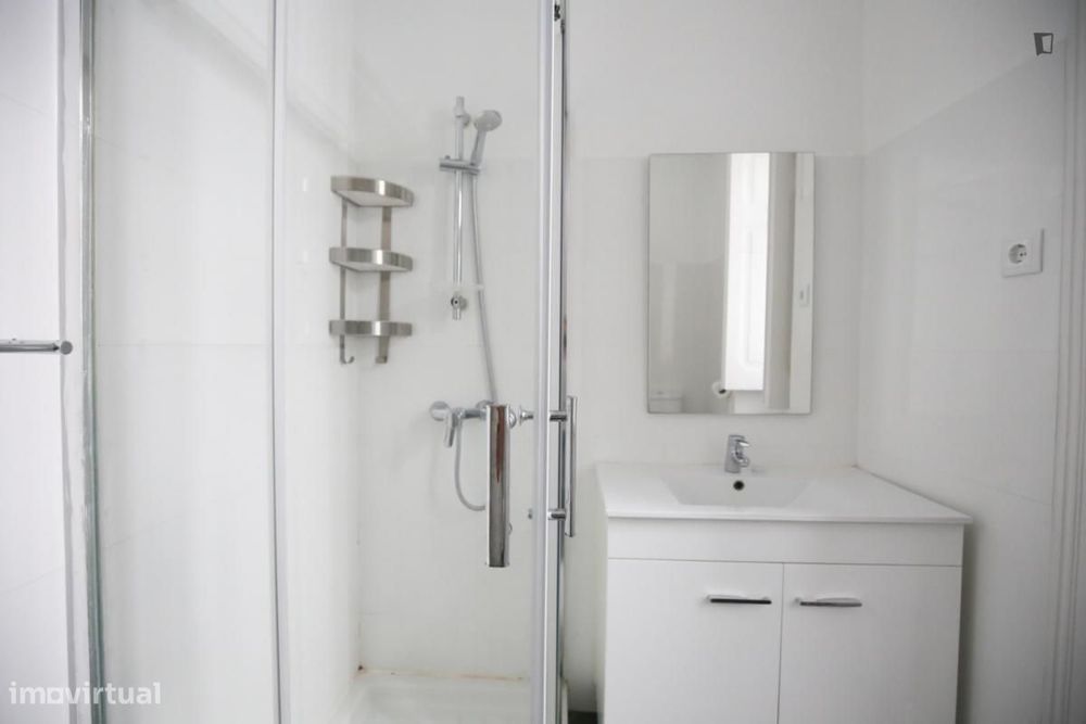 Quarto - localizado em Arroios Lisbon