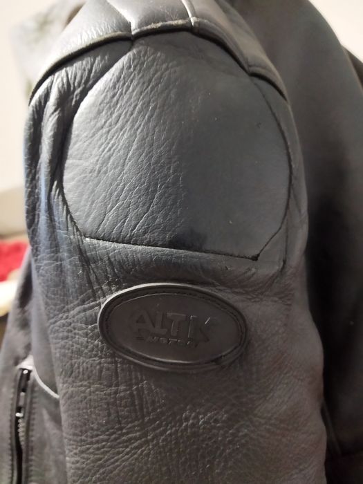 Casaco Motar em couro preto.