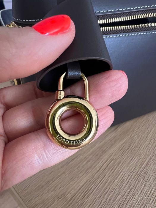 LORO PIANA Коричнева шкіряна сумка Extra Bag L27 в наявності