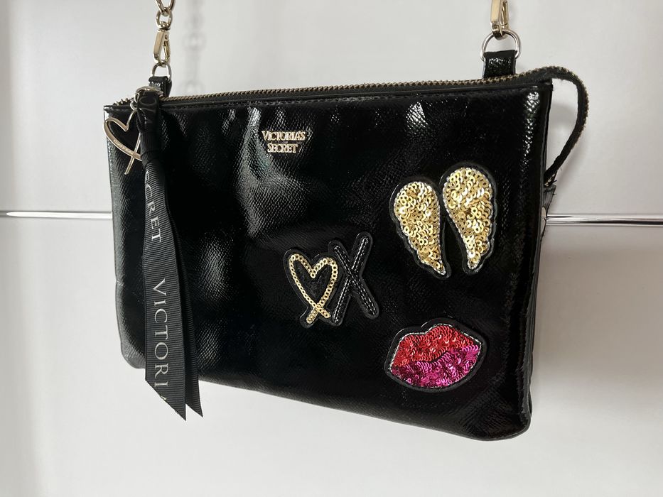 Lakierowana torebka crossbody Victoria’s Secret z aplikacjami