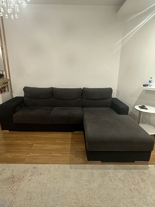 Sofá com chaise longue e 2 puffs