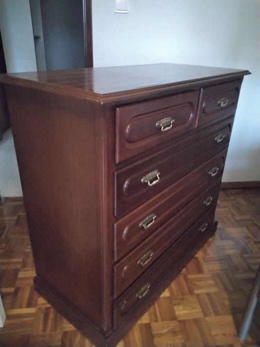Cómoda madeira maciça escura