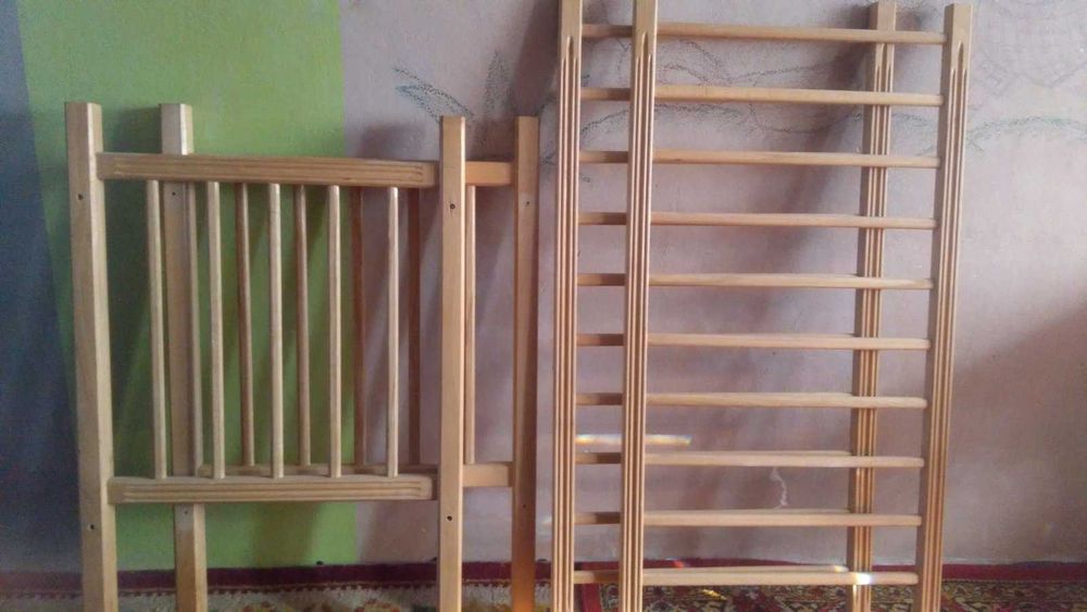 Дитяча кроватка з натурального дерева