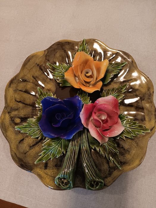 Prato  decorado com rosas em relevo