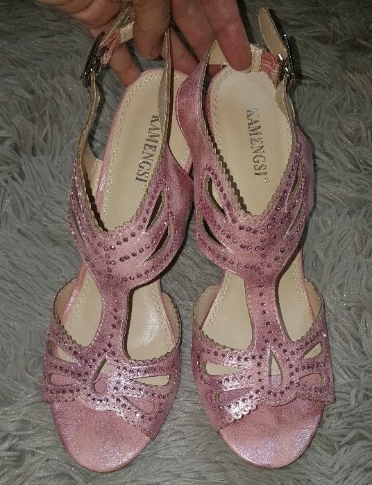 Новые,нарядные,красивые босоножки