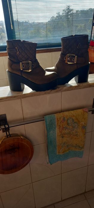 Botins de senhora em couro64730152304386120