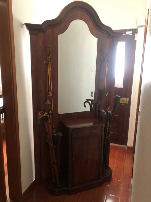 Bengaleiro em madeira com espelho