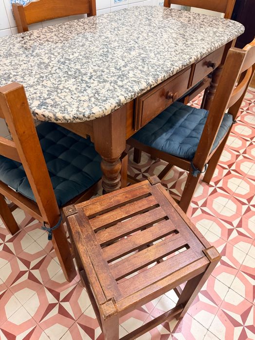 Mesa de madeira com pedra