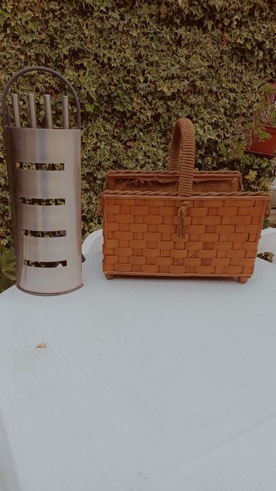 Estojo de lareira de inox com cesta de madeira.