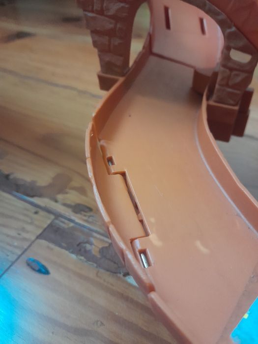 Pista de corridas com 5 carros da hotweels