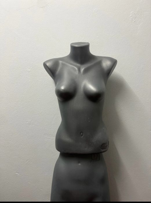Manequim feminino preto ou cinzento