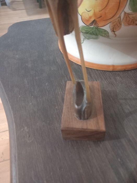 Estatueta de ave esculpida toda em madeira , vinda de África