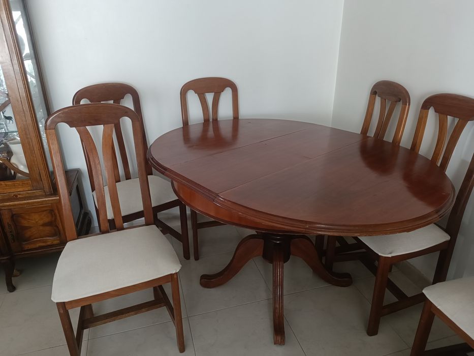 Mesa e 6 cadeiras com estofos recondicionados recentemente