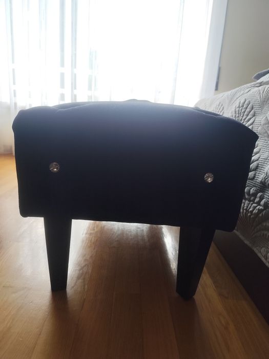 Banco / Banqueta em Veludo Preto com Capitonê – Elegante