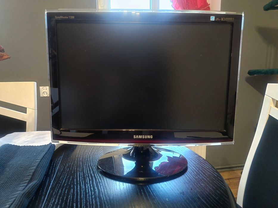 Monitor Samsung Syncmaster T200 z okablowaniem