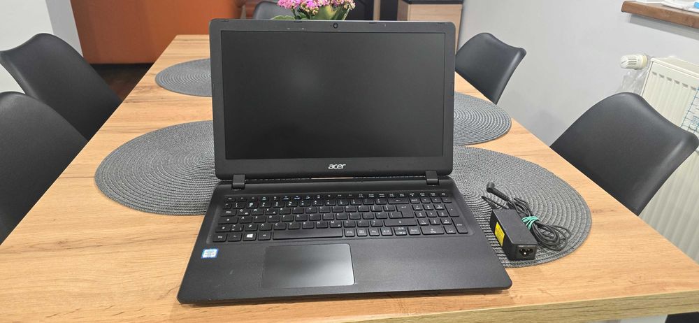 Acer Aspire ES1-572 Intel i3-6006U / 8GB RAM / 128GB SSD / Win10 Pro