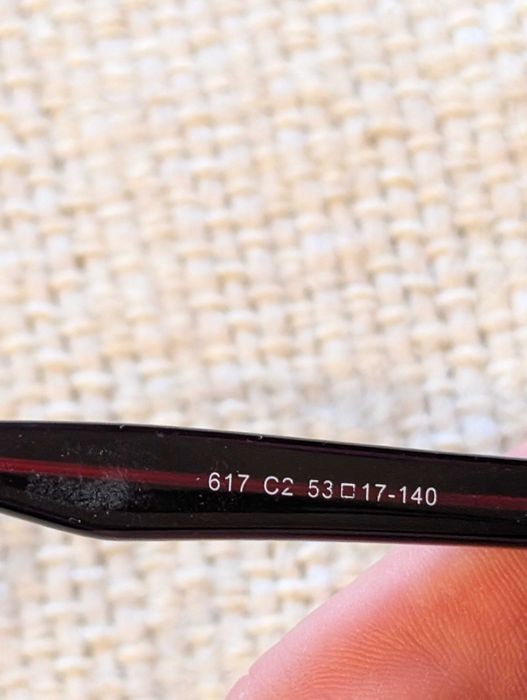 okulary korekcyjne w ciemnych oprawkach