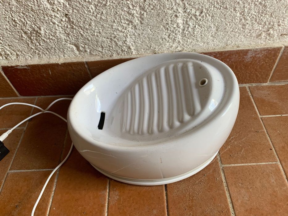 Bebedouro em porcelana para gatos, como novo.