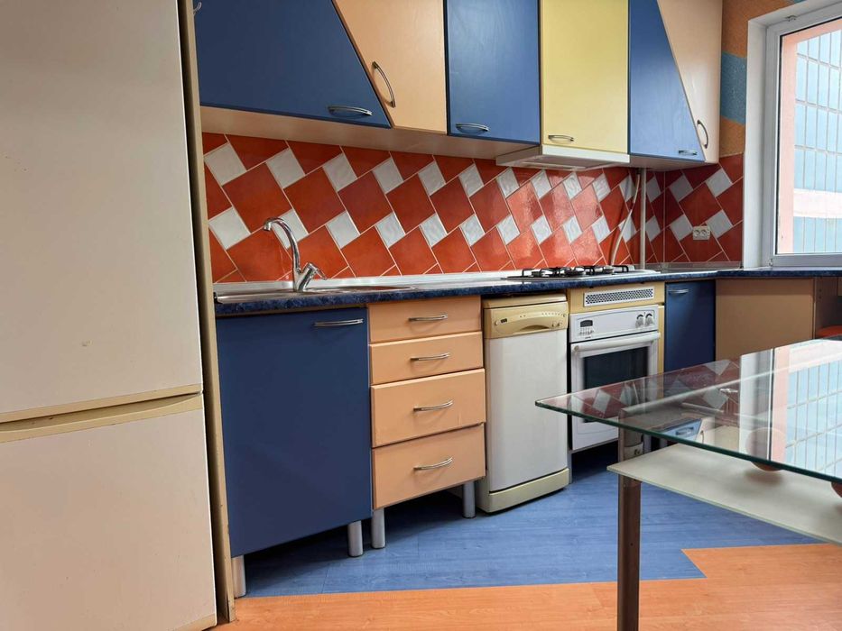 Продаю 3 кім. 9/10 П. Центр Митниця В.Великого 49 диз.ремонт. меблі.