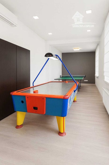 Центр. Будинок VIP-рівня. Більярд,караоке,теніс,аерохокей. До 25 осіб.