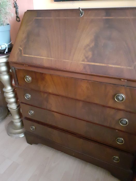 Klasyczny sekretarzyk z intarsją po renowacji