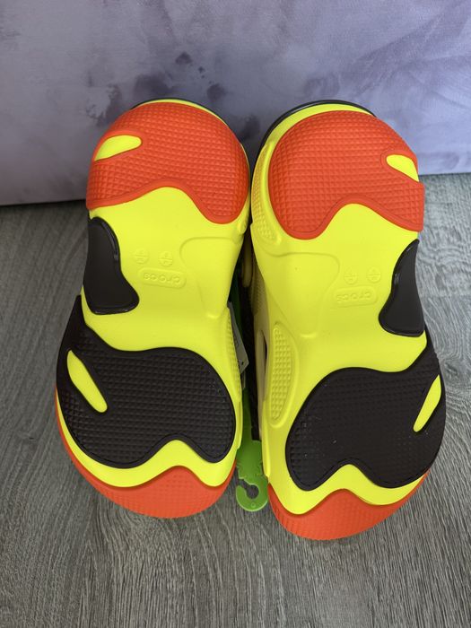 Продаю женские кроксы (W8)