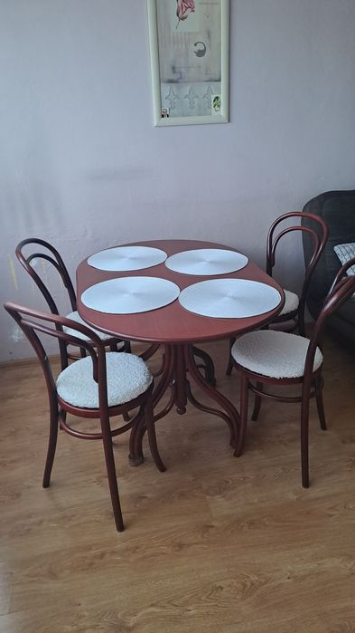 Sprzedam stół plus 4 krzesła