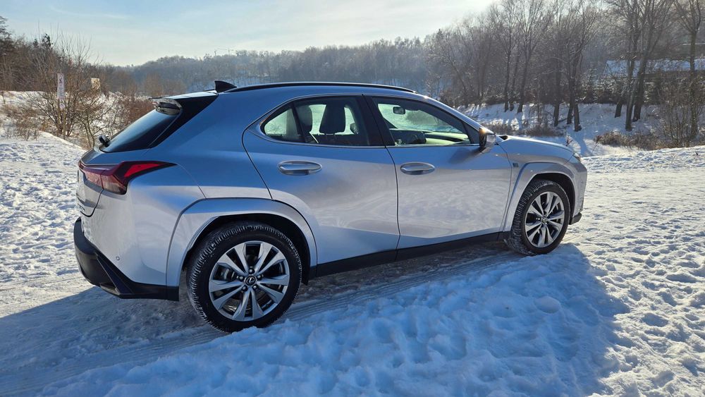Lexus UX 250h AWD F Sport Design 2023 Гибрид пробег 7800км