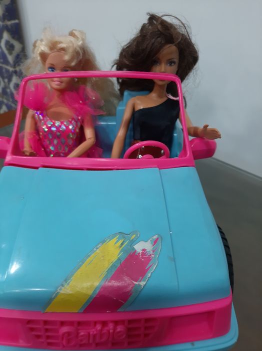Carro barbie, com barbies.