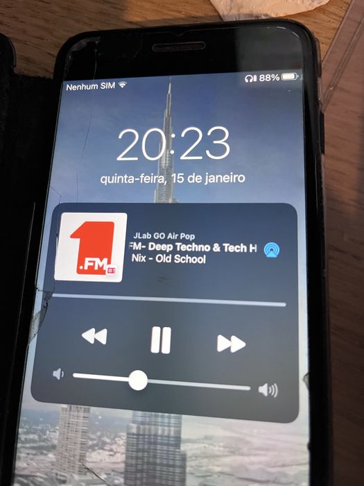 Colunas JBL com alguns cabos de ligação
