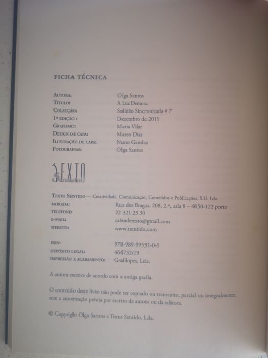 Livro 'A luz demora' de Olga Santos