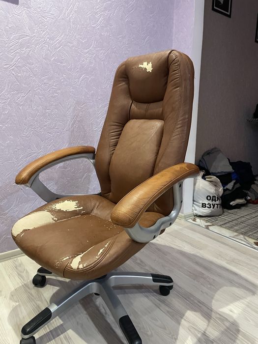 Крісло кожане майже в ідеально стані