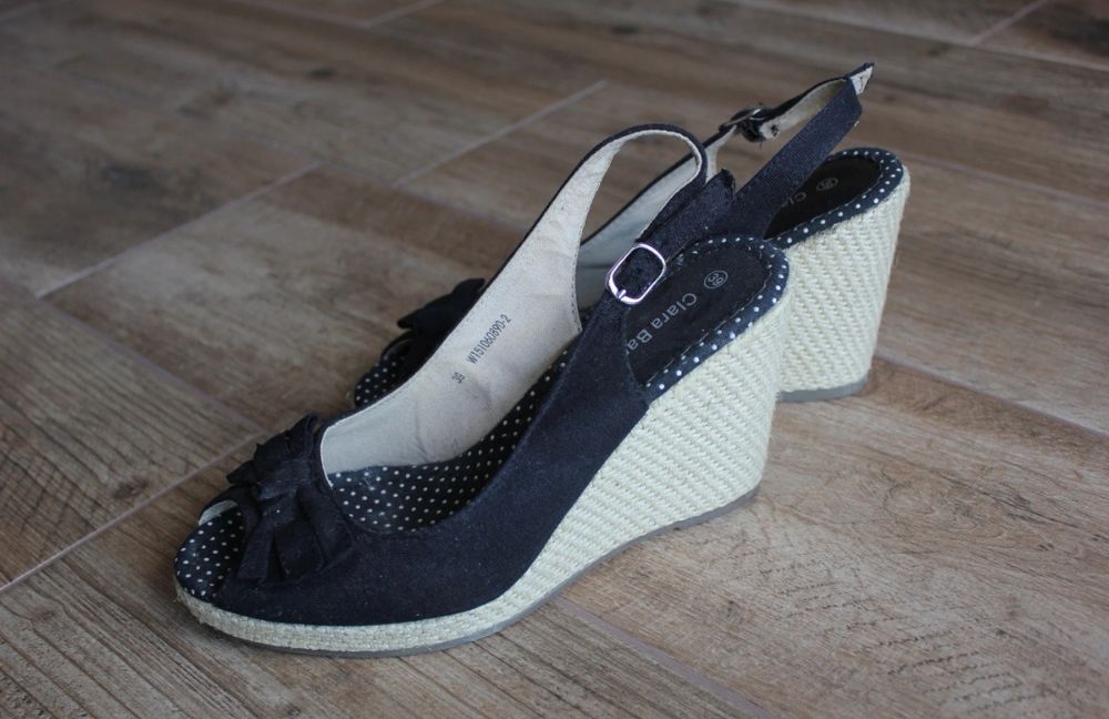 Czarne letnie buty na koturnie espadryle