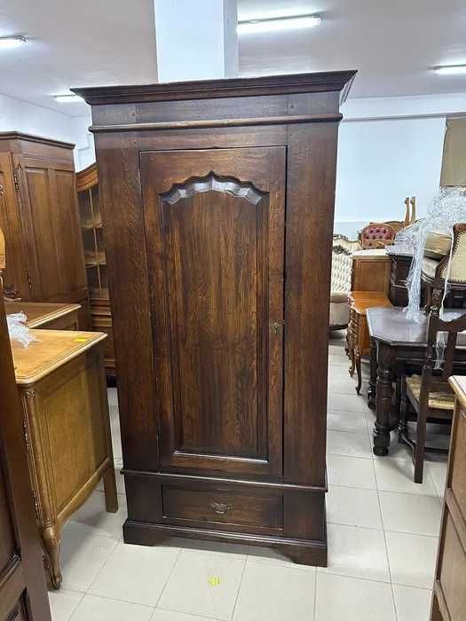 Wyjątkowa, klasyczna szafa z drzwiami bocznymi i szufladą.