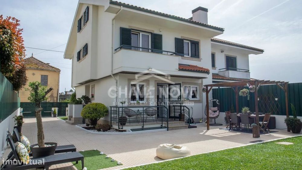 T4+1 Detached House with Garden and Swimming Pool Potential in Gulpilhares/V